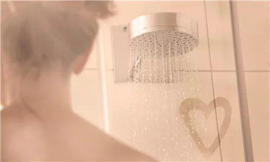 冬天洗澡洗好了身体更棒，空气能热水器帮助大家实现健康洗浴